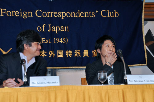 時折考えながら、英語でスピーチした向井理（右）。左は近藤正岳プロデューサー