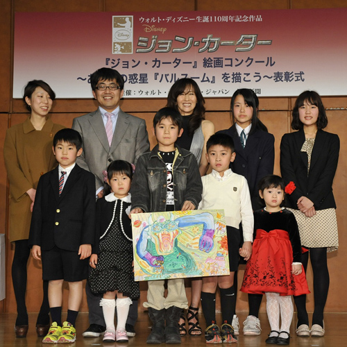 特別審査員の工藤静香と、受賞者の方々。前列中央、絵を持っているのが最優秀賞に輝いた9歳の有田幸樹くん。