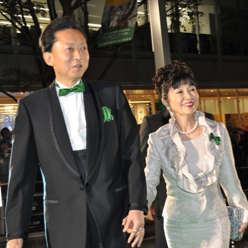 鳩山首相が東京国際映画祭に参加。映画スターになった気分とニッコリ