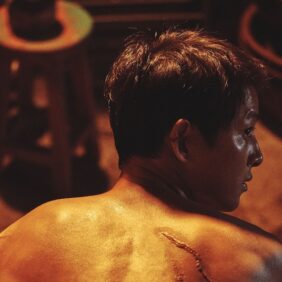ソン・ジュンギ、上裸で鍛え上げられた体と傷だらけの背中を披露する日曜日…ちょいワル1週間“兄貴”コーデ