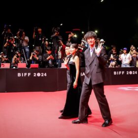 坂口健太郎、黒スーツ姿で第29回釜山国際映画祭へ！ 有村架純と共に笑顔でレッドカーペットに登場