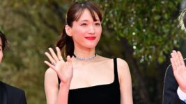 綾瀬はるか、黒のロングドレスから胸元チラリ！ 大沢一菜と“ペアコーデ”でレッドカーペットイベントに登壇