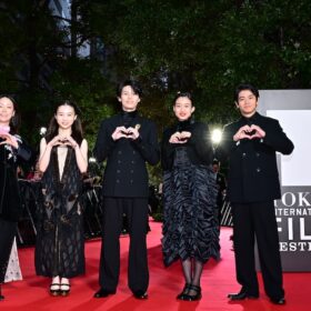 萩原利久、東京国際映画祭のレッドカーペットに映えるブラックの衣装で登場！ 観客と触れ合いながら自撮りも