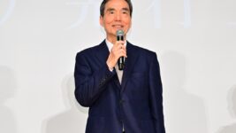 長塚京三「50年の俳優人生で初めて自分に感動した」 東京国際映画祭3冠の快挙に女優陣から花束贈呈