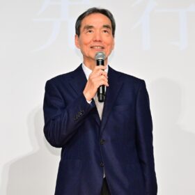 長塚京三「50年の俳優人生で初めて自分に感動した」 東京国際映画祭3冠の快挙に女優陣から花束贈呈