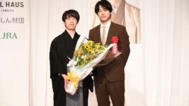 坂口健太郎、役作りで取り入れたのは「藤井聡太竜王のエキス」!? 藤井竜王の戴冠を祝う「第37期竜王就位式」に登壇