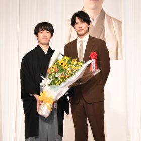 坂口健太郎、役作りで取り入れたのは「藤井聡太竜王のエキス」!? 藤井竜王の戴冠を祝う「第37期竜王就位式」に登壇